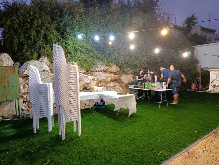 החצר והג'קוזי בבית עוז לגיבור
